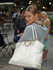 800px-Very_beautiful_unidentified_model_at_Mercedes-Benz_Fashion_Week_2