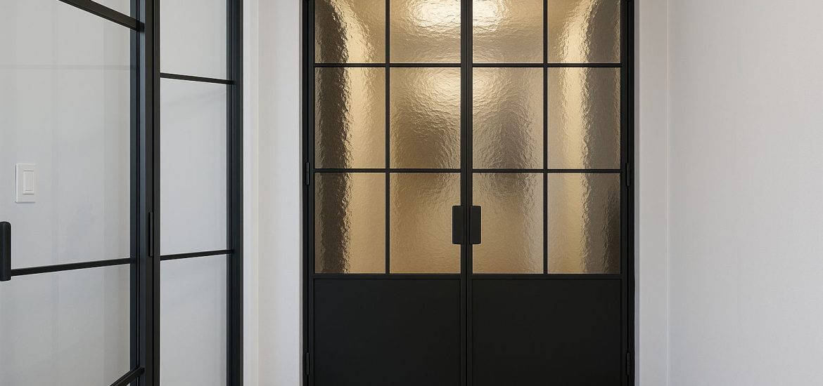 Närbild på en modern innerdörr med frostat glas och svart ram, lyxig känsla.